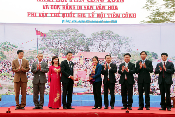 Đồng chí Đỗ Thị Hoàng, Phó Bí thư Thường trực Tỉnh uỷ, cùng các đại biểu trao quà cho lãnh đạo TX Quảng Yên tại buổi lễ.