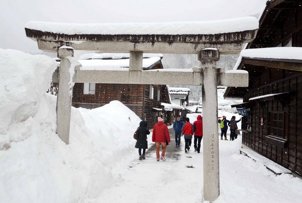 Shirakawago nghĩa Hán tức ‘Bạch Xuyên Hương,’ là làng của những con sông trắng. Vào mùa đông, dòng sông đi qua làng phủ đầy tuyết trắng, với cây cầu có tên Deai-bashi tức cầu Kỳ Duyên, dài 107m bắc ngang qua. (Ảnh: Tomo/Vietnam+)