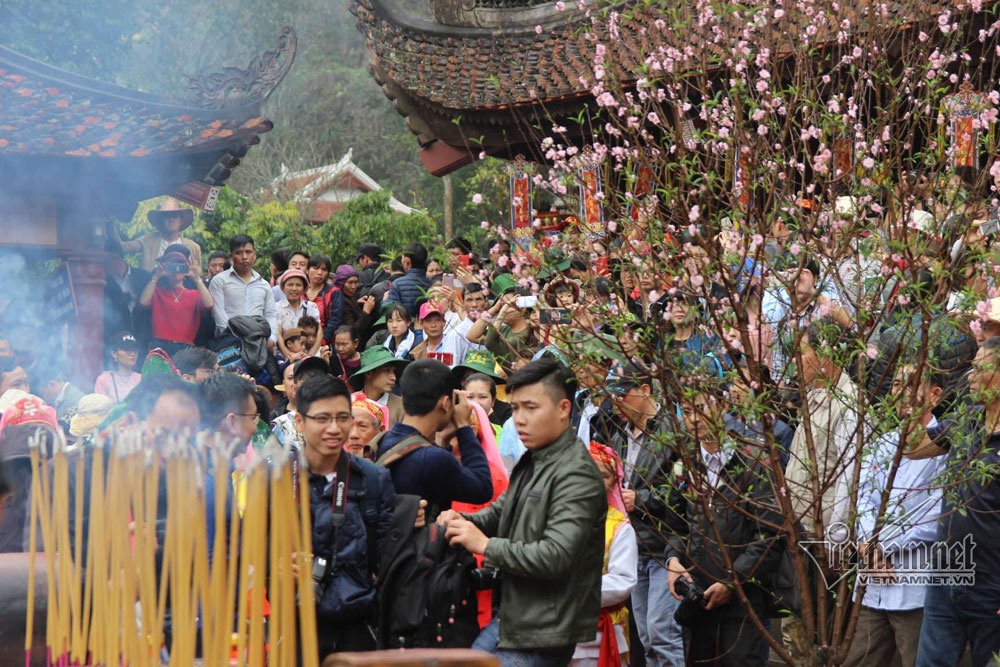 Biển người dự khai hội chùa Hương vào mùng 6 tháng giêng năm Mậu Tuất. Ảnh: Vietnamnet