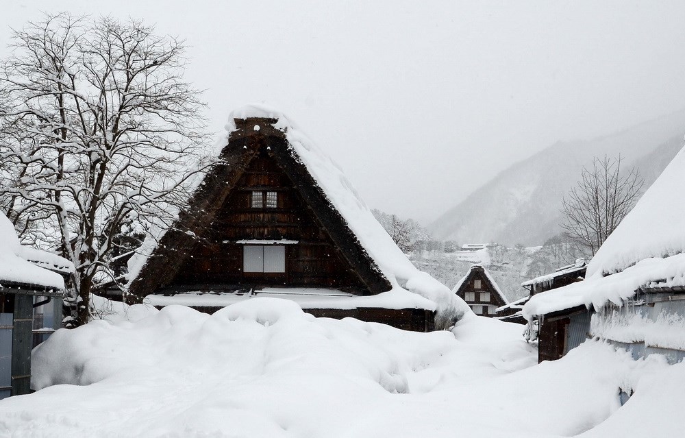 Trong không gian phủ đầy tuyết trắng, mái nhà cổ hiện ra như bàn tay cầu nguyện cho sự bình an của người dân nơi đây. (Ảnh: Tomo/Vietnam+)
