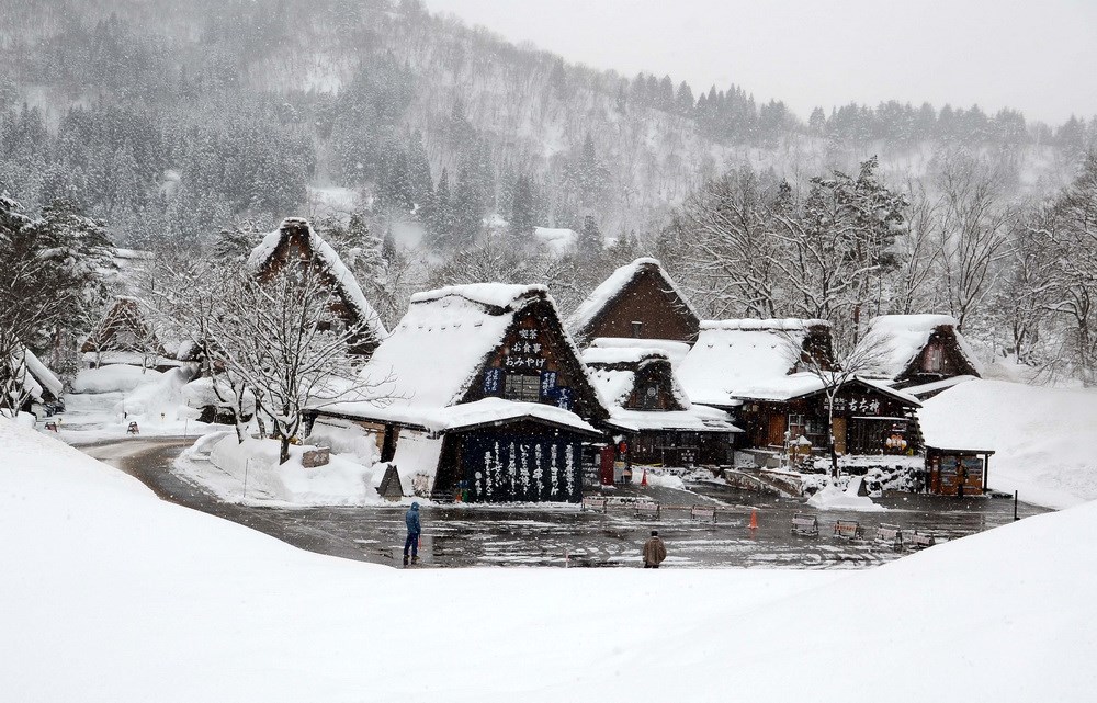 Ngôi làng được bao phủ đầy tuyết trắng, từ xa nhìn cảnh vật như một bức tranh trong các câu truyện cổ tích. (Ảnh: Tomo/Vietnam+)