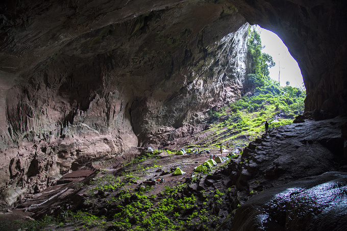 Hang Pygmy  Đây là hang lớn thứ 4 thế giới, mới phát hiện ở Quảng Bình và được khai thác du lịch từ đầu năm nay. Hang nằm sâu trong Vườn quốc gia Phong Nha - Kẻ Bàng, thuộc huyện Bố Trạch, có cửa vào cao và rộng khoảng 100 m, dài 845 m. Đây cũng chính là nơi cắm trại ngủ lại vào đêm thứ 2, trong hành trình khám phá ba ngày hai đêm. Trong hành trình này, du khách còn được thám hiểm hai hang khác là hang Hổ và hang Over. Khách không được khám phá tự túc mà phải thông qua tour của một công ty du lịch.