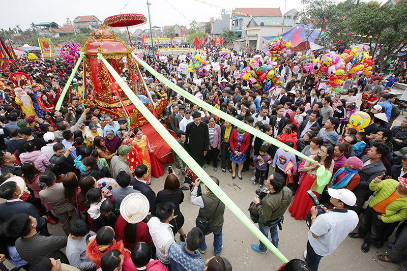 Các đám rước lớn trên đường làng là nét đặc sắc của lễ hội Tiên Công.
