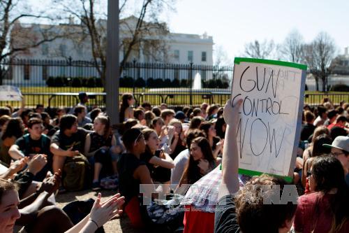 Sinh viên tuần hành yêu cầu kiểm soát súng đạn tại Washington DC., ngày 21/2. Ảnh: THX/TTXVN
