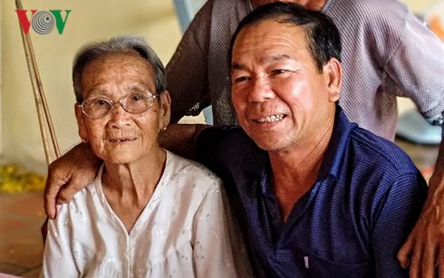 Ông Trương Văn Chóng bên mẹ già.