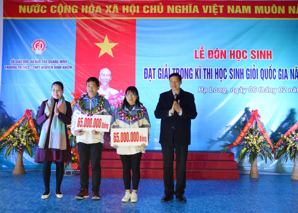 Hai học sinh Trường TH-THCS-THPT Nguyễn Bỉnh Khiêm đoạt giải ba được nhà trường khen thưởng mỗi em 65 triệu đồng