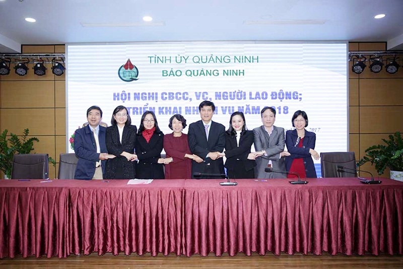 Báo Quảng Ninh ký kết giao ước thi đua năm 2018 giữa các phòng với lãnh đạo cơ quan.