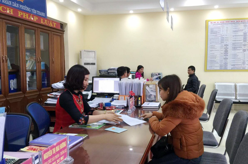 Cán bộ công chức tại Bộ phận một cửa Phường Yên Thanh, TP Uông Bí thực hiện nghiêm kỷ luật, kỹ cương hành chính sau kỳ nghỉ Tết Nguyên đán Mậu Tuất. 