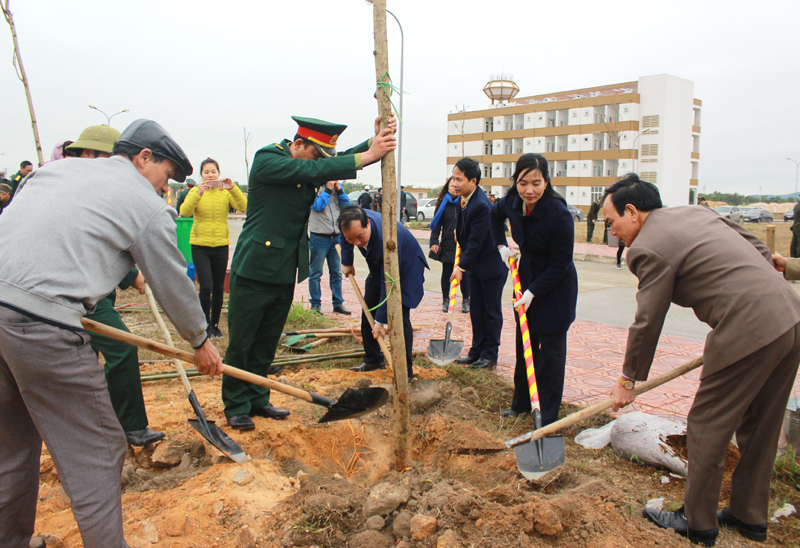Lãnh đạo huyện Hoành Bồ và trường CĐ Việt - Hàn Quảng Ninh trồng cây sau lễ phát động Tết trồng cây Xuân Mậu Tuất 2018