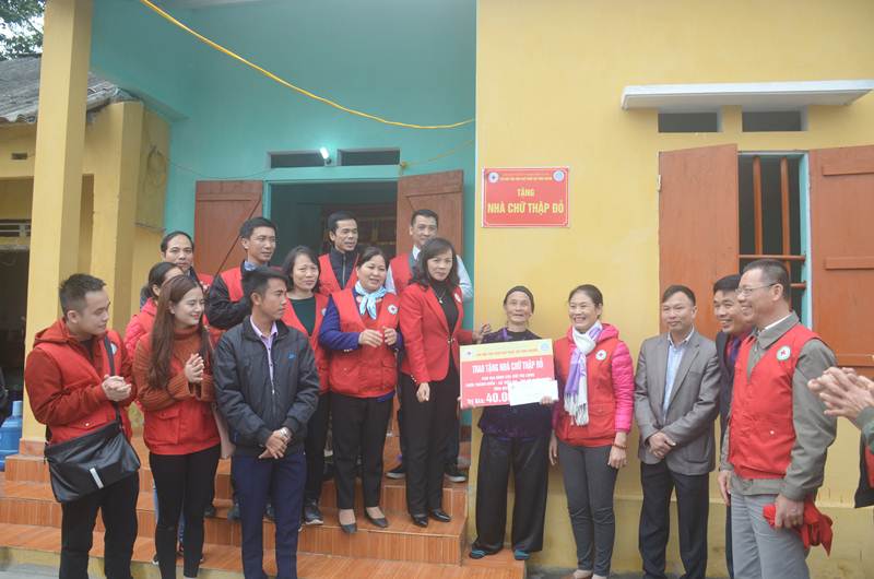 Xã đã vận động được Hội Chữ thập đỏ các cấp xây nhà cho hộ nghèo là bà Bùi Thị Long. (Ảnh: Nguyễn Hoa)