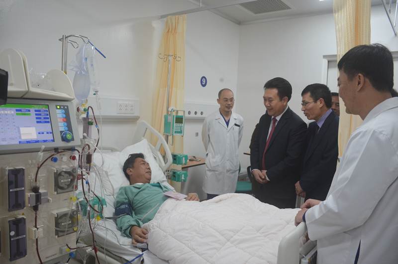 Đồng chí Nguyễn Đức Thành, Phó Chủ tịch HĐND tỉnh tặng quà Tết cho bệnh nhân đang điều trị nội trú tại Bệnh viện Đa khoa tỉnh