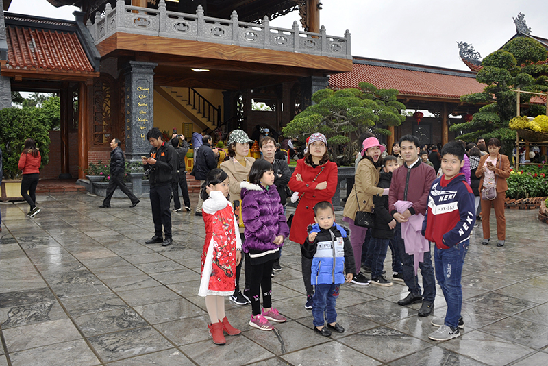 Nhiều gia đình cũng đã tới tham dự lễ khai hội và kết hợp du xuân trong ngày đầu năm mới.