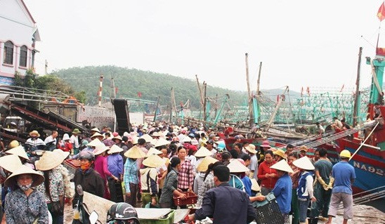  Tại Quỳnh Lưu (Nghệ An), ngày 22/2 (mùng 7 Tết), hàng chục tàu cá của ngư dân đã cập bến trong niềm vui tôm, cá đầy khoang. Ảnh: Baonghean. 