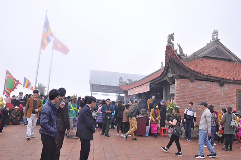 Chùa Ngoạ Vân ngày khai hội đông đảo du khách hành hương về tham quan, lễ phật.