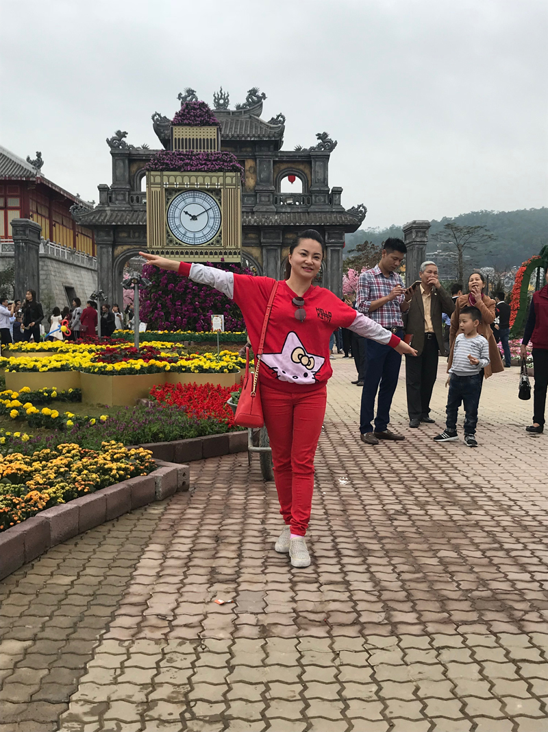 Dịp đầu xuân Mậu Tuất 2018 rất nhiều du khách tìm đến công viên Tổ hợp vui chơi giải trí Sun World Halong Complex để thưởng ngoạn và chụp ảnh lưu niệm lễ hội kỳ quan muôn sắc hoa. Ảnh: Vĩ An.