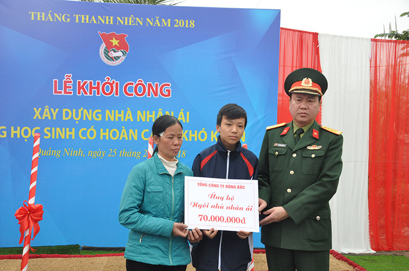 Tổng Công ty Đông Bắc trao tiền hỗ trợ xây nhà tình nghĩa cho gia đình học sinh nghèo tại phường Cao Thắng (TP Hạ Long)