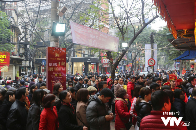 Bất chấp thời tiết giá lạnh, rất đông người đã tập trung tại các cửa hàng vàng trong ngày Thần Tài