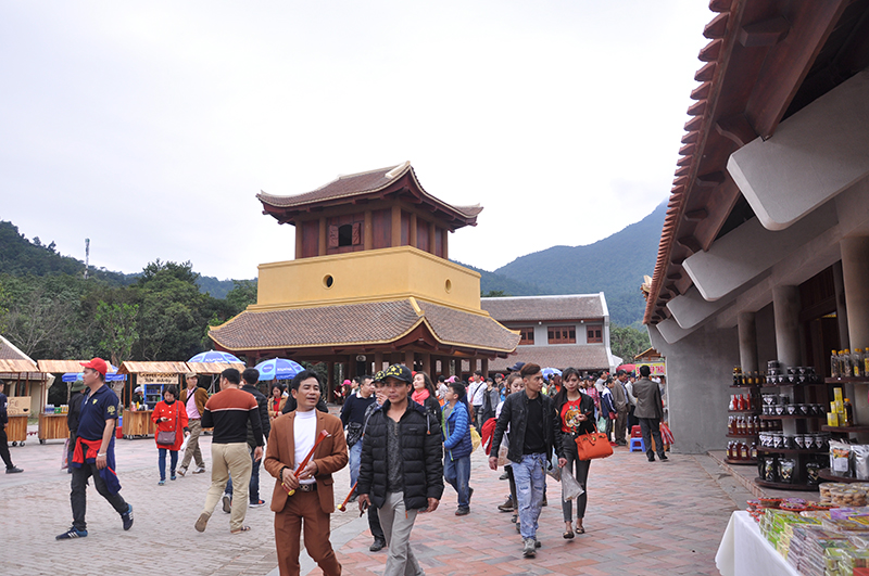 Làng hành hương cũng là một điểm mới ấn tượng cho du khách về Yên Tử với kiến trúc cổ, được thiết kế tỷ mỷ, công phu...