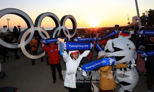 Người dân Hàn Quốc chào mừng Olympic mùa Đông PyeongChang 2018 tại Gangneung, cách thủ đô Seoul khoảng 237 km về phía đông. Ảnh: Yonhap/TTXVN