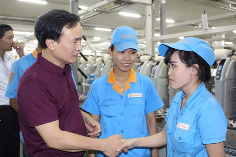 Chủ tịch LĐLĐ tỉnh Trần Danh Chức thăm CNLĐ Công ty TNHH KHKT Texhong Ngân Long (KCN Hải Yên, TP Móng Cái).