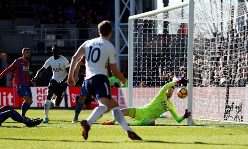 Hennessey từ chối nhiều cú dứt điểm của cầu thủ Tottenham nhưng không thể giúp đội nhà tránh khỏi thất bại. Ảnh: Reuters.