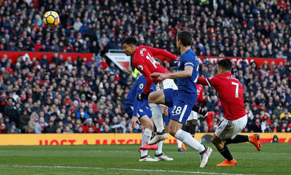 Chelsea thắng lượt đi nhờ cú đánh đầu của Morata và Lingard giúp Man Utd trả món nợ cũng từ một pha không chiến. Ảnh: AFP.