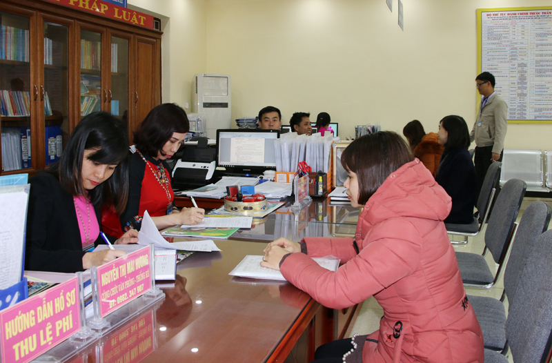 Phó Chủ tịch UBND phường Yên Thanh, TP Uông Bí kiểm tra việc tiếp công dân giải quyết thủ tục hành chính của công chức làm việc tại bộ phận tiếp nhanah và trả kết quả hiện đại của phường.