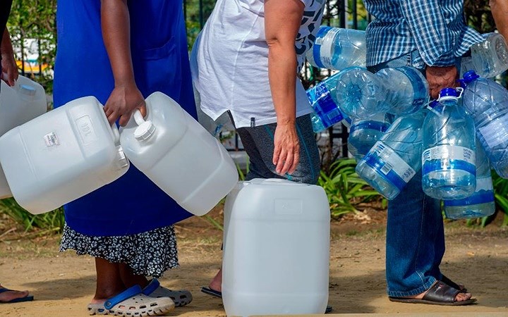   Hình ảnh người dân Nam Phi với các bình nhựa lớn nhỏ xếp hàng lấy nước.