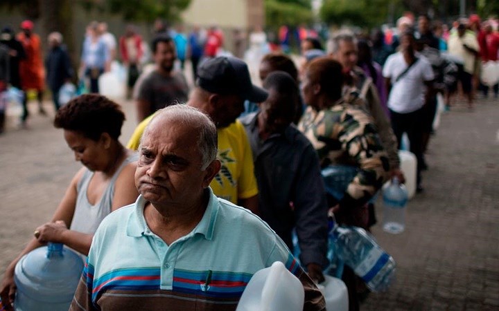  Người dân thủ đô Cape Town kiên nhẫn xếp hàng chờ đến lượt lấy nước.
