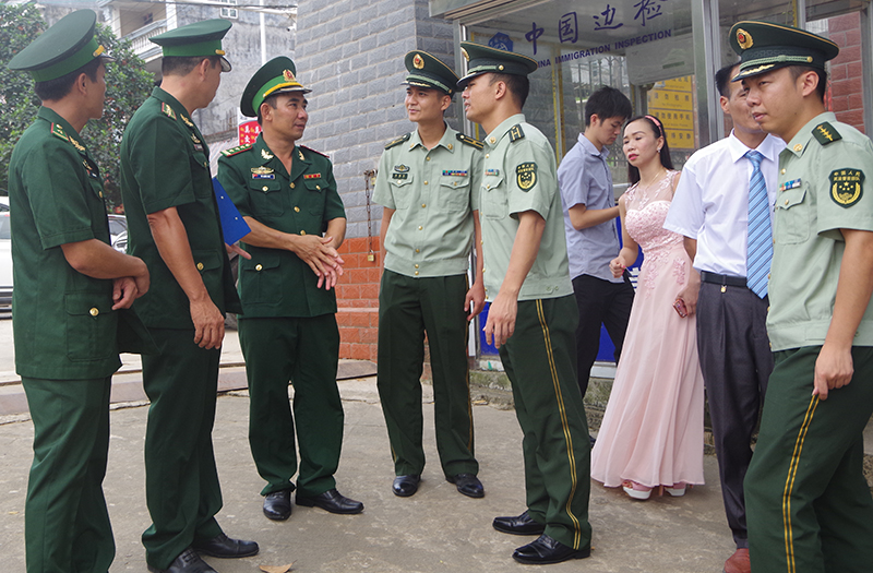 Chiến sĩ biên phòng và nhân dân Hải Sơn thường xuyên giao lưu, trao đổi thông tin với nhân dân và các lực lượng chức năng bên kia biên giới. (Ảnh: Đồn Biên phòng Pò Hèn cung cấp).