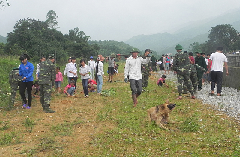 Chiến sĩ biên phòng Pò Hèn và nhân dân xã Hải Sơn dọn vệ sinh môi trường khu vực đường biên.