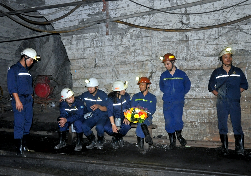 Lãnh đạo công ty CP Than Hà Lầm cùng cán bộ Công đoàn, Đoàn Thanh niên thăm hỏi, động viên tinh thần công nhân công ty đang công tác tại các phân xưởng khai thác hầm lò.