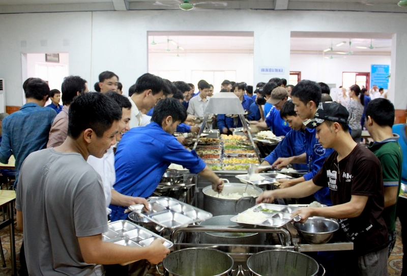 Bữa ăn tự chọn đảm bảo chất lượng, tràn ngập không khí vui vẻ của người lao động công ty CP Than Hà Lầm.
