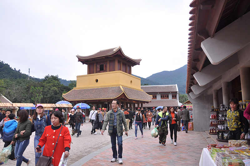 Làng hành hương với thiết kế cổ mang lại ấn tượng mới mẻ cho du khách về hội xuân Yên Tử. 