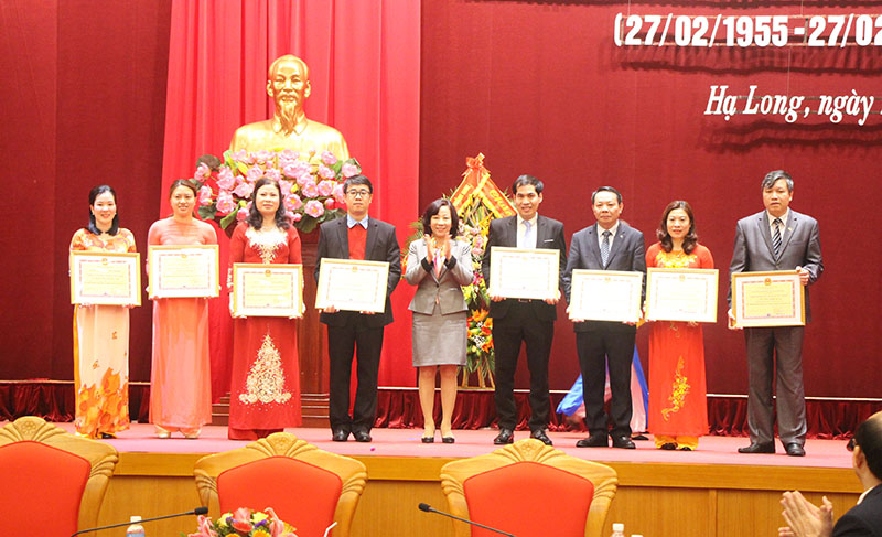 Đồng chí Vũ Thị Thu Thủy, Phó Chủ tịch UBND tỉnh trao bằng khen của UBND tỉnh cho các tập thể, cá nhân có thành tích xuất sắc trong sự nghiệp Y tế.