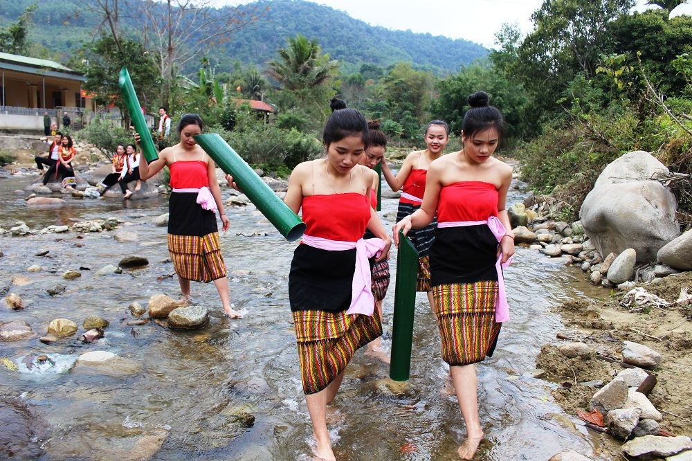 Các cô gái với những bộ trang phục truyền thống rực rỡ của người Thái cùng nhau xuống suối tái hiện lại hình ảnh lấy nước đầu năm của dân tộc mình.