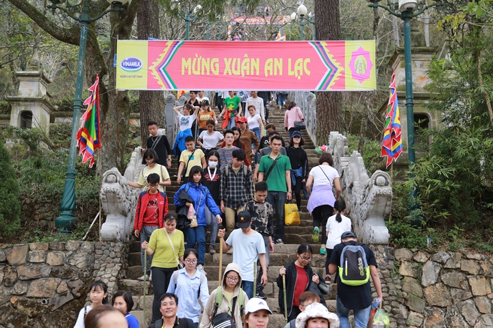 Hàng triệu du khách đổ dồn về Yên Tử trong 3 tháng diễn ra lễ hội xuân.