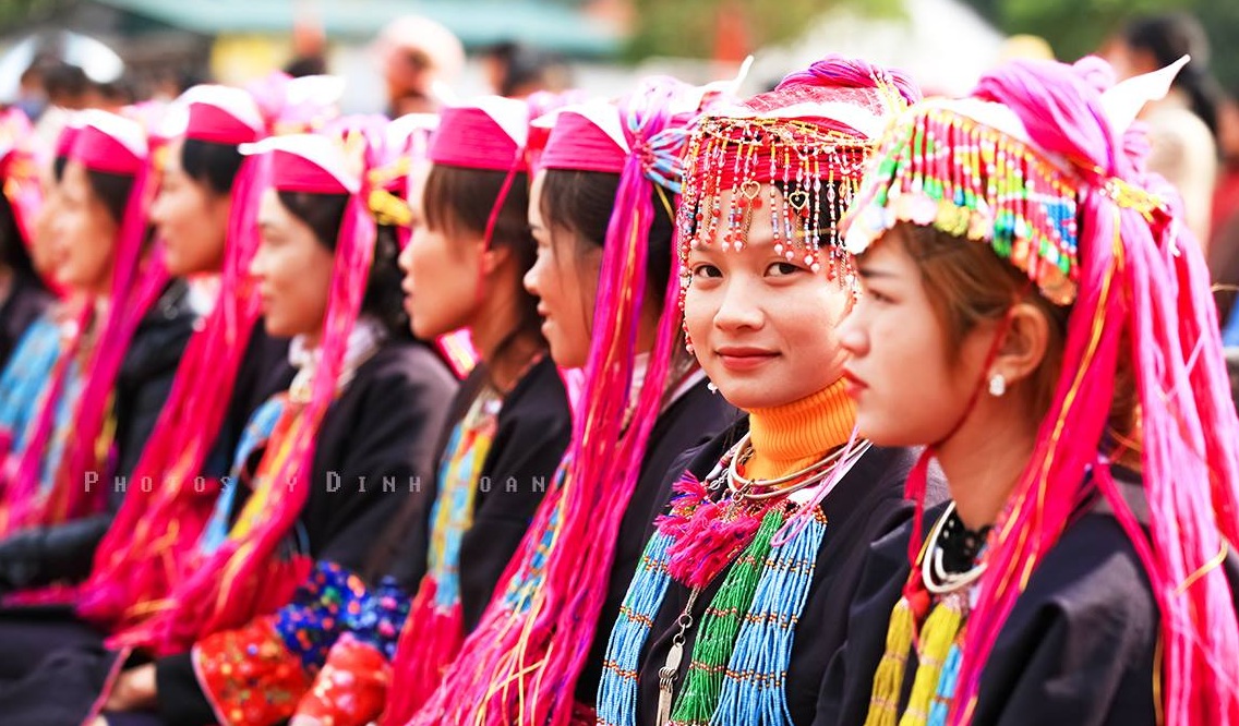 Người Dao mang đến cho các lễ hội những trang phục rực rỡ sắc màu.
