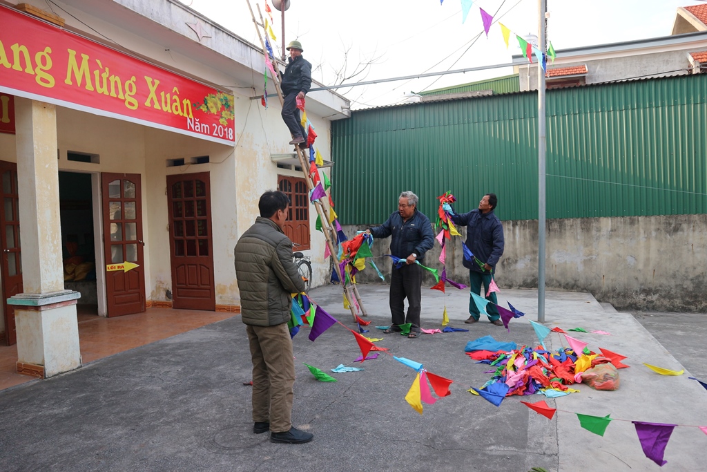 Người dân khu An Hải, phường Phương Nam, TP Uông Bí trang trí nhà văn hóa khu chuẩn bị công tác công tác đón năm mới 2018