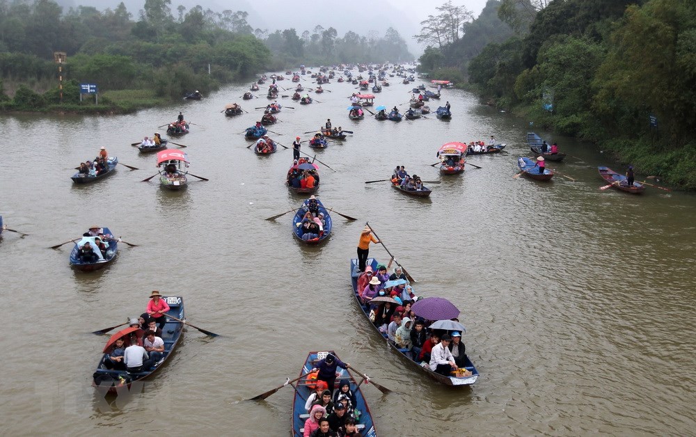 Đò chở khách hành hương tấp nập trên dòng suối Yến trong ngày khai mạc Lễ hội Chùa Hương 2018. (Ảnh: Quốc Khánh/TTXVN)