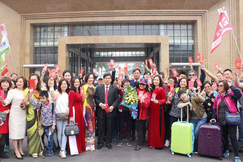 Lãnh đạo TP Móng Cái chúc mừng đoàn khách quốc tế đầu tiên đến Việt Nam qua Cửa khẩu quốc tế Móng Cái.
