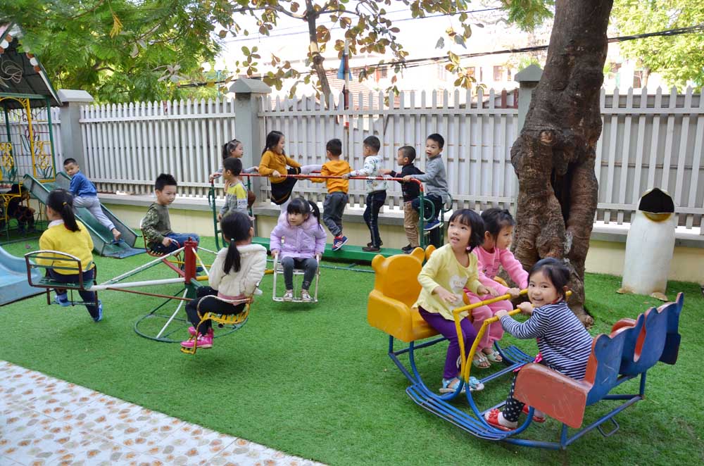 Trẻ mầm non Trường Mầm non Hoa Hồng (TX Quảng Yên) vui chơi tại sân chơi ngoài trời