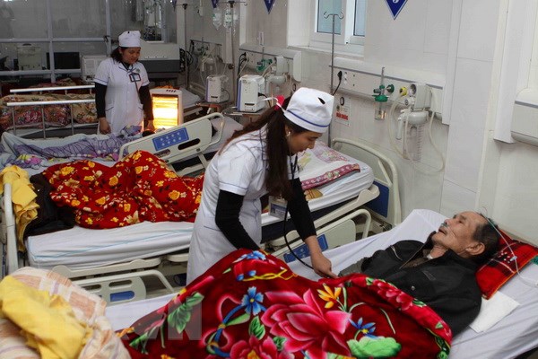 Điều trị cho bệnh nhân nội trú tại Bệnh viện đa khoa thành phố Vinh (Nghệ An). (Ảnh: Thanh Tùng/TTXVN)