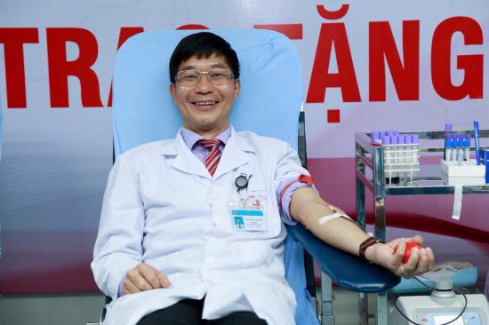 TS.BS. Trần Ngọc Quế tham gia hiến máu tình nguyện 50 lần.