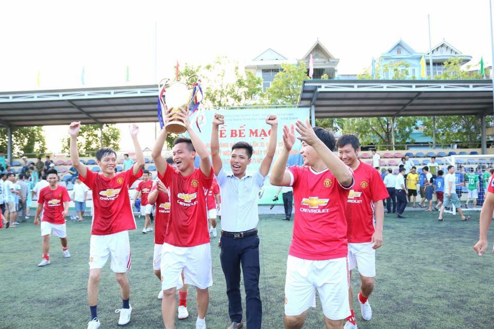 Phạm Quốc Cường (đứng giữa) tham gia tổ chức giải bóng đá phong trào tại Công ty.
