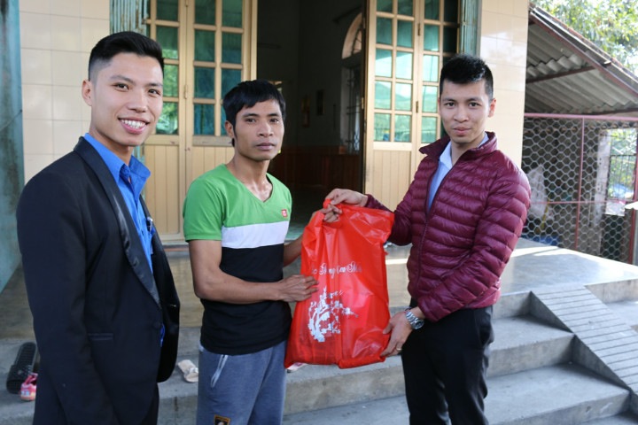 Phạm Quốc Cường (ngoài cùng, bên trái) tặng quà cho đoàn viên thanh niên có hoàn cảnh khó khăn trong Công ty nhân dịp Tết Nguyên đán Mậu Tuất 2018. 