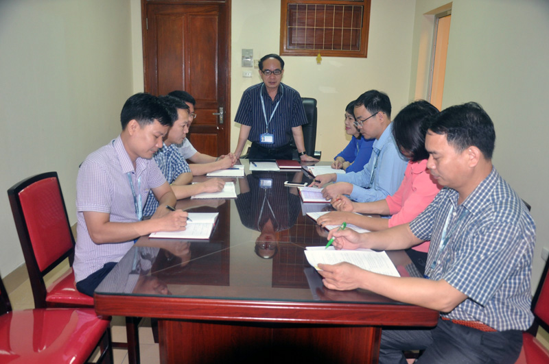 Lãnh đạo UBKT Tỉnh ủy chỉ đạo các bộ phận nghiệp vụ rà roát công tác kiểm tra, giám sát và kỷ luật trong Đảng những tháng cuối năm 2017. Ảnh: Quang Minh