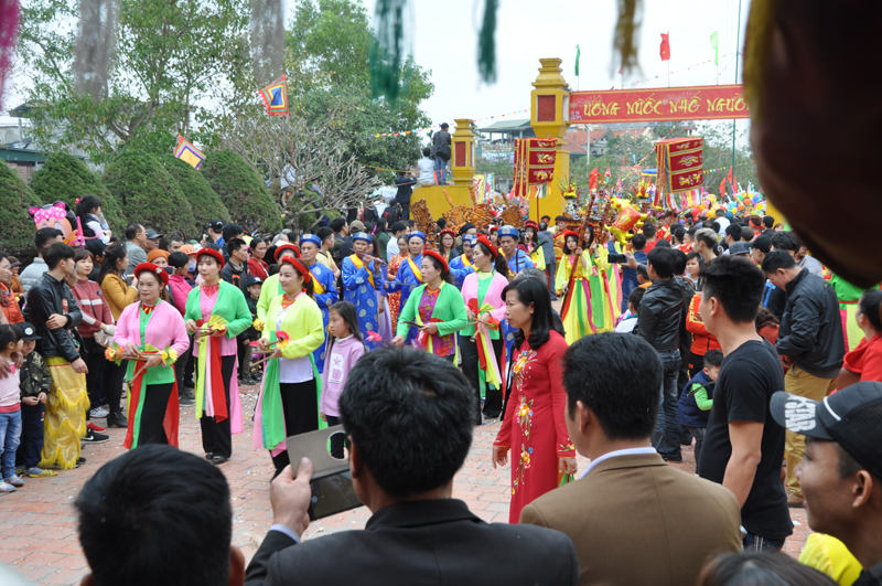Lễ hội Tiên Công (mồng 7 tháng Giêng) thu hút đông đảo du khách thập phương