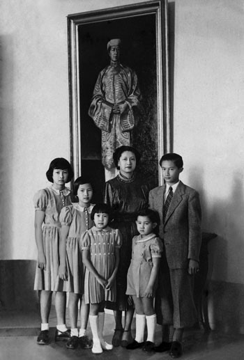 Nam Phương hoàng hậu và các con chụp ảnh bên bức chân dung Bảo Đại. Trong số các bà vợ, tình nhân của ông, bà được coi là hiền hậu nhất, xứng là bậc mẫu nghi thiên hạ.