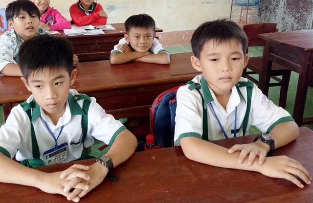Em Nguyễn Nhật Nam (bên phải ảnh) tại lớp học